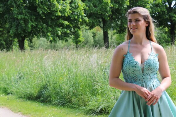 groene cocktailjurk met gras op achtergrond