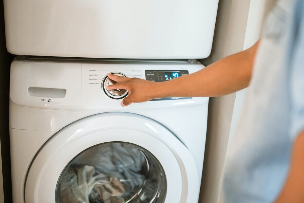 vrouw bediend wasmachine