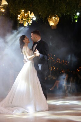 man en vrouw dansen op trouw