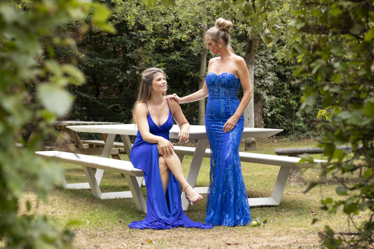 2 modellen met blauwe feestjurk