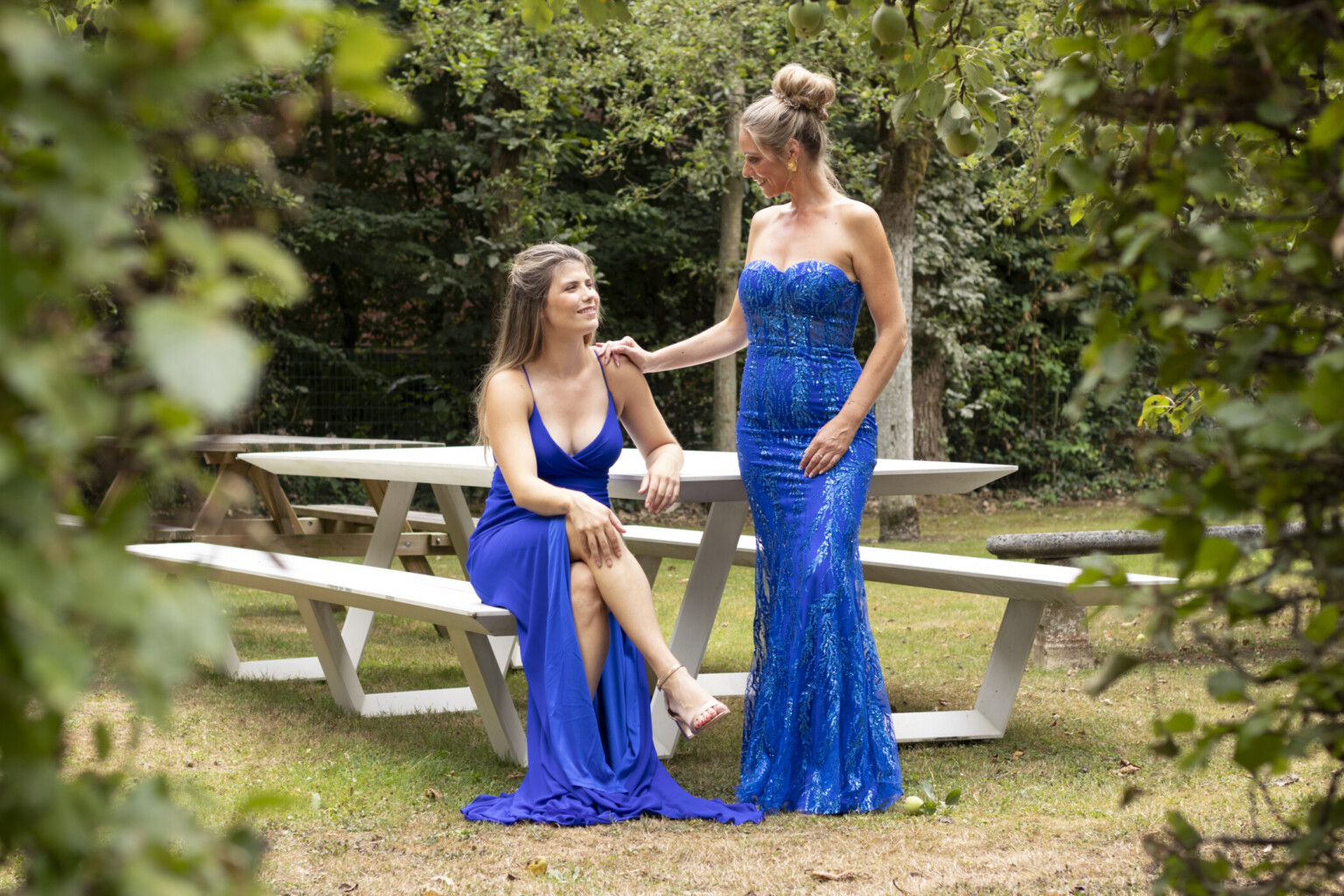 2 modellen met blauwe feestjurk