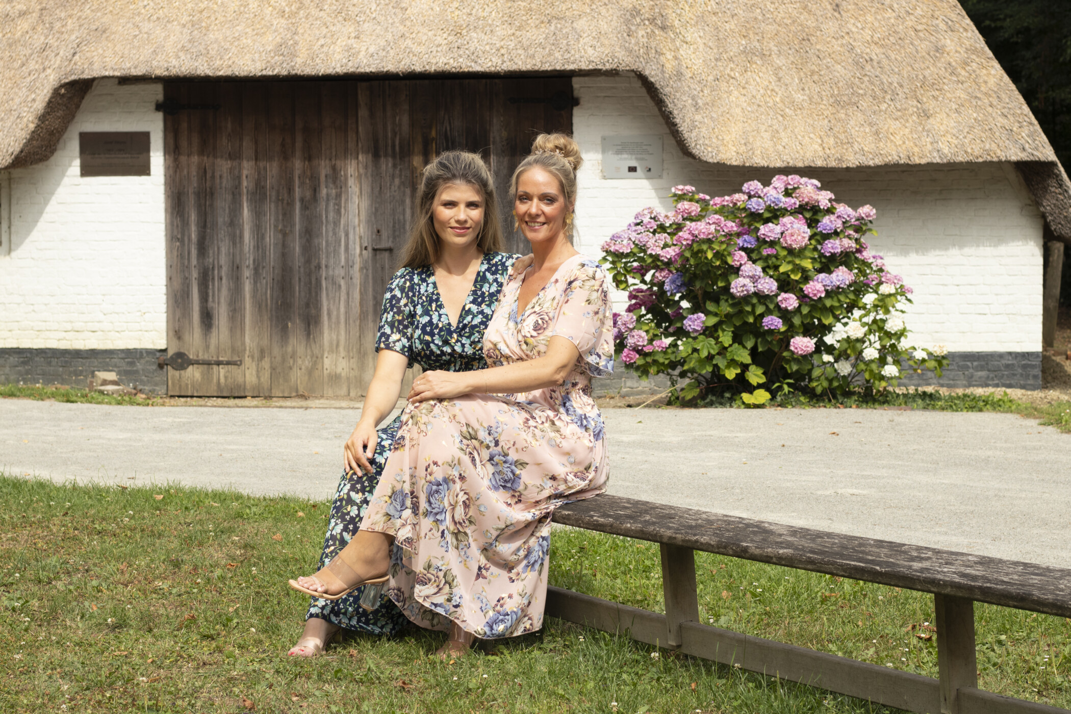 2 modellen met bloemenprint jurk