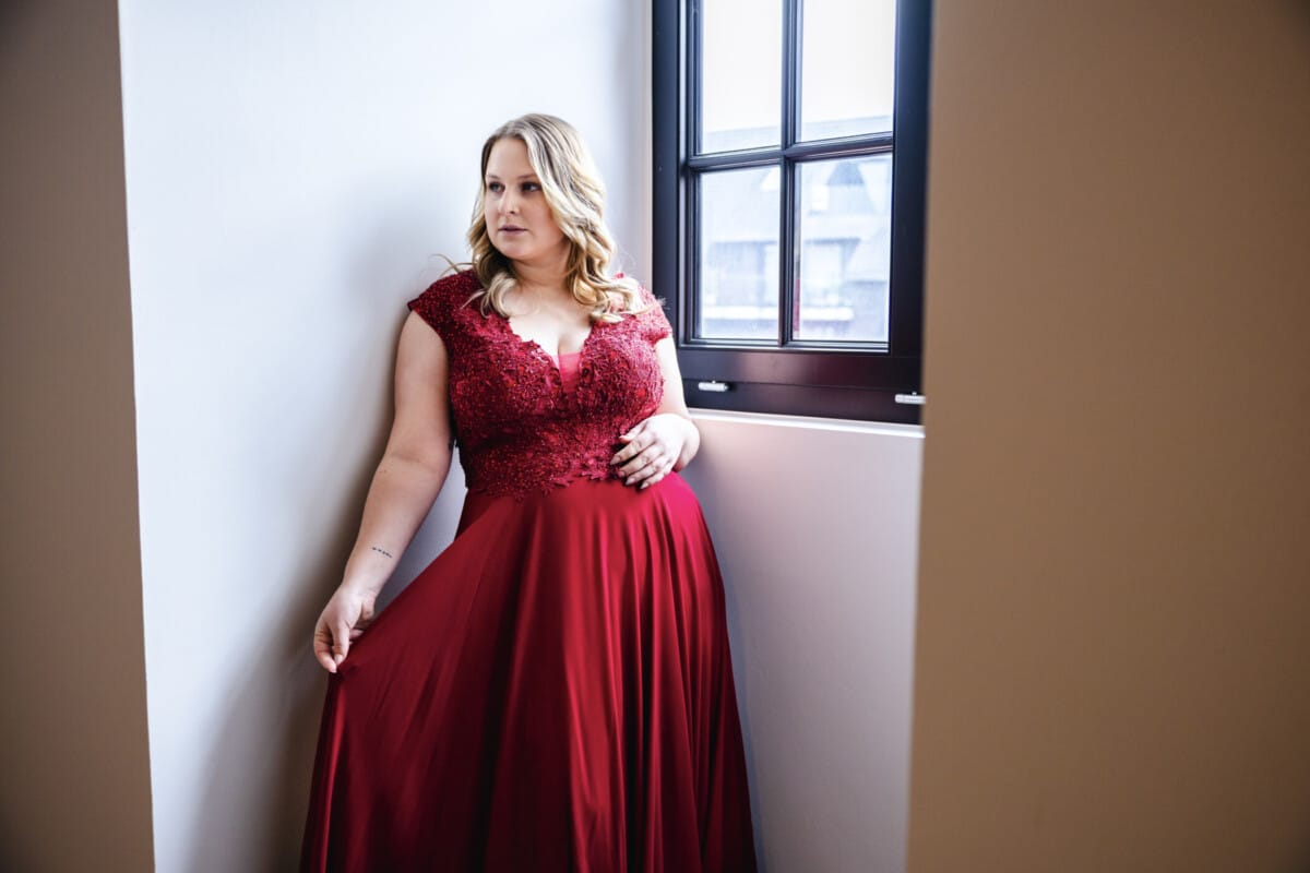 plus size model in rode jurk