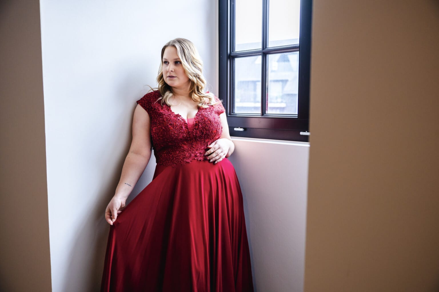 plus size model in rode jurk