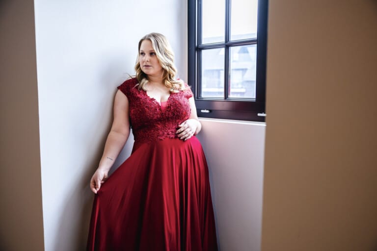 plus size model in rode jurk