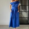 Ketty koningsblauwe midi-jurk met asymmetrische halslijn - vooraanzicht