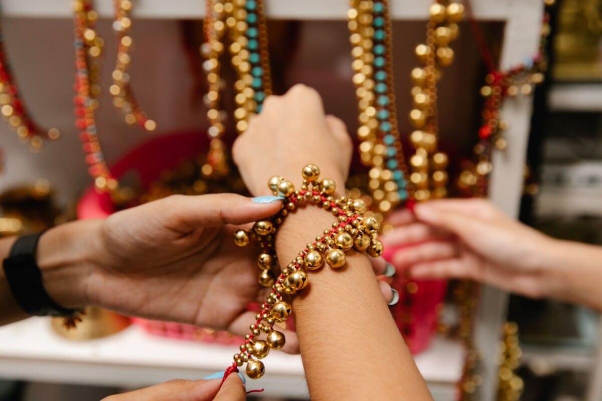 hand met gouden ketting