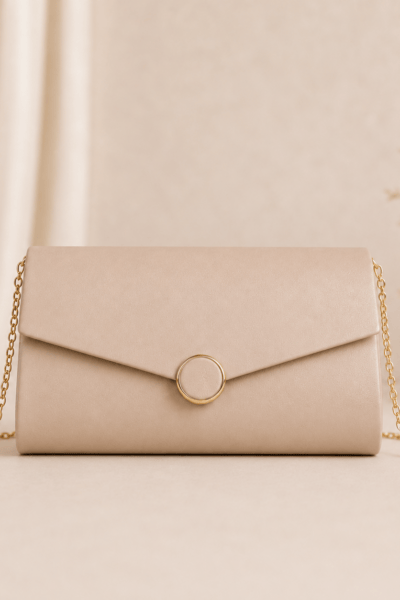 Beige clutch met envelopsluiting, ronde gesp en een fijne schakelketting